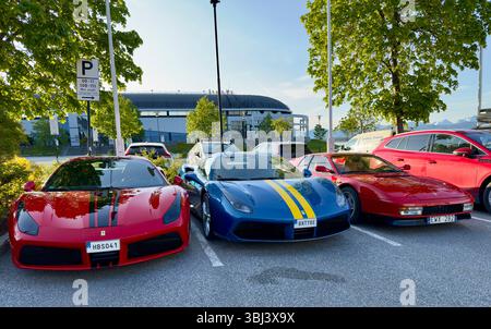 Red Ferrari parkte vor dem Seilet Hotel in Molde, Norwegen. Stockfoto