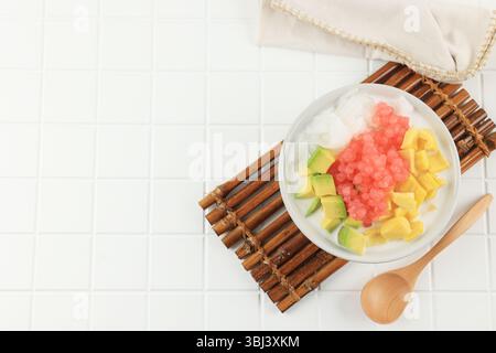 Es Campur oder es Oyen ist eine Mischung aus Obst und rasiertem Eis, serviert auf einem beliebten Dessert in Bandung West Java. In der weißen Tabelle, Kopierbereich für Text Stockfoto