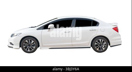 Die linke Seitenansicht der weißen Sportlimousine ist isoliert auf weißem Hintergrund mit dem Beschneidungspfad. Stockfoto