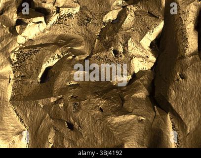 Zerrissenes goldenes Papier mit Vintage-Textur und antikem Effekt. Geriffeltes Blech mit Metallfolie und glänzender, zerkratzter Oberfläche. Abstrakte, grobe Parchme Stockfoto