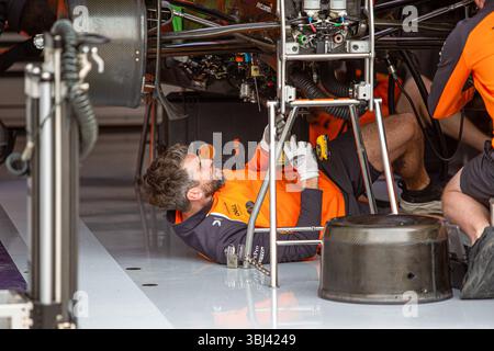 Montreal, Kanada. Mai 2025. McLaren F1 Team Mechaniker arbeiten in der Garage während des Formel 1 Pirelli Grand Prix du Canada 2025, Montreal, Quebec, Kanada, vom 12. Bis 15. Juni - Runde 10 von 24 von 2025 F1 World Championship Credit: Alessio de Marco | Avens-Images.com/Alamy Live News Stockfoto