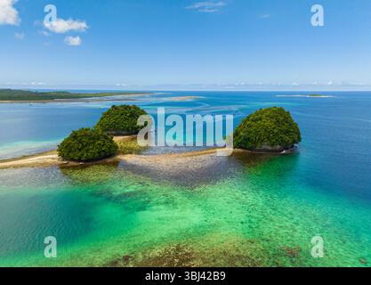 Luftaufnahme der Insel mit wunderschönem Strand mit türkisfarbenem Wasser. Boslon Island. Mindanao, Philippinen. Stockfoto