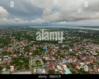 Wunderschöner Blick auf moderne Gebäude und Wohnviertel in Iloilo City. Panay Island. Philippinen. Stockfoto
