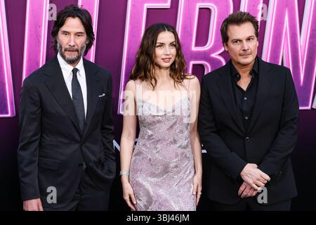 HOLLYWOOD, LOS ANGELES, KALIFORNIEN, USA - JUNI 03: Der kanadische Schauspieler und Musiker Keanu Reeves, die kubanisch-spanische Schauspielerin Ana de Armas und die amerikanische Filmregisseurin, Drehbuchautorin und Produzentin Len Wiseman kommen am 3. Juni 2025 zur Los Angeles Special Screening von Lionsgate’s „From the World of John Wick: Ballerina“, die am TCL Chinese Theatre IMAX in Hollywood, Los Angeles, Kalifornien, USA, stattfindet. (Foto: Xavier Collin/Image Press Agency) Stockfoto
