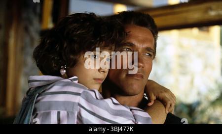 ARNOLD SCHWARZENEGGER und ALYSSA MILANO im KOMMANDO (1985), Regie: MARK L. LESTER. Quelle: 20TH CENTURY FOX / Album Stockfoto
