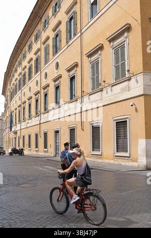 Junge Radfahrerin in Zentral-Rom, Italien Stockfoto