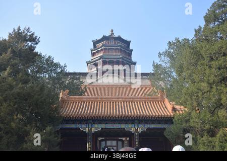 Der Sommerpalast befindet sich im Haidian-Viertel von Peking und bietet malerische Seen und faszinierende Relikte. Foto am 6. April 2024. Stockfoto