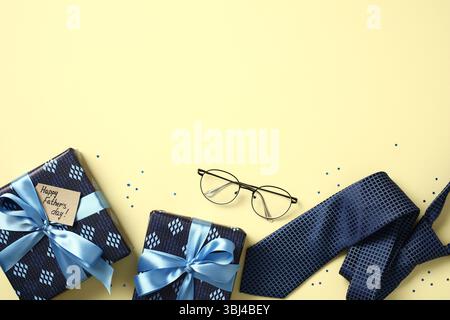 Vatertag flache Rand mit Geschenkboxen, Krawatte, Gläsern und Konfetti auf gelbem Hintergrund. Draufsicht mit Kopierbereich. Stockfoto