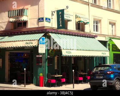 Farbenfroher Blick auf eine italienische Pizzeria in Paris Stockfoto