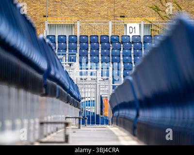London, Großbritannien - 26. Mai 2025: Eine perspektivische Ansicht der leeren Sitzplätze im Stadion mit blauen Stühlen, die einen Abschnitt mit der Aufschrift D1 im Hintergrund zeigen Stockfoto
