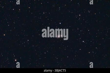 Weite Sicht auf M51, die Whirlpool Galaxy in Canes Venatici. Eine interagierende Spiralgalaxie, 31 Millionen Lichtjahre von der Erde entfernt, gesehen durch Sterne in unserer Heimatgalaxie. Die kleinere Begleitgalaxie NGC 5195 ist oben rechts von M51 zu sehen. Stockfoto