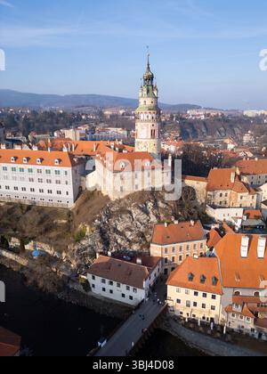 Cesky Krumlov, Tschechische Republik: Aus der Vogelperspektive auf den Burgturm und die entlang der Moldau in der mittelalterlichen Altstadt von Cesky Krumlov in Böhmen, Tschechisch Stockfoto