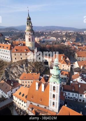 Cesky Krumlov, Tschechische Republik: Aus der Vogelperspektive des Burgturms und des Schlosses in der mittelalterlichen Altstadt von Cesky Krumlov in Böhmen in Tschechien. Stockfoto
