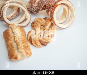 Brote mit verschiedenen Samen isoliert auf weißem Hintergrund Stockfoto