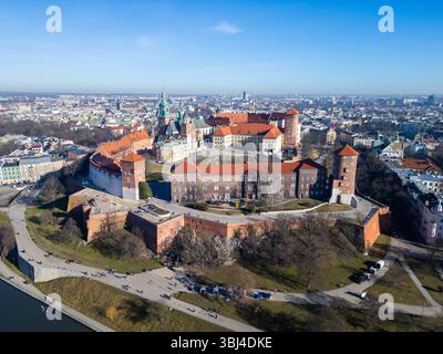 Krakau, Polen: Aus der Vogelperspektive auf die berühmte Burg Wawel und die Kathedrale an einem sonnigen Wintertag in Polen. Stockfoto
