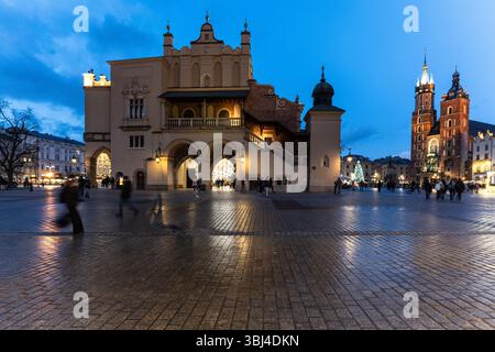 Krakau, Polen: Panoramablick auf den Krakauer Marktplatz, den Rynek Glowny, mit der Markthalle, den Marienkirchen bei Nacht. Stockfoto