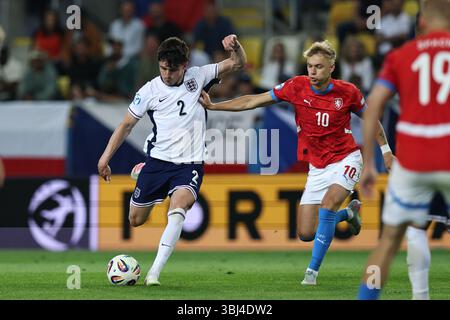 Tino Livramento (England U21)Adam Karabec (Tschechische Republik U21) während des UEFA U21 Slowakei-Spiels 2025 zwischen Tschechien U21 1-3 England U21 im DAC Stadium am 12. Juni 2025 in Dunajska Streda, Slowakei. Stockfoto