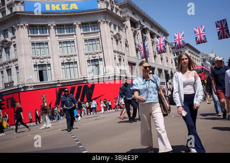 Am 12. Juni 2025 überqueren die Käufer den Oxford Circus in Westminster in London. Stockfoto