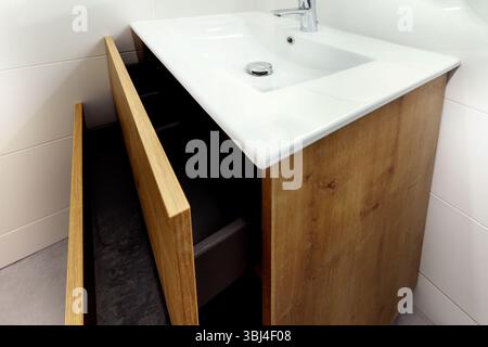Holzschrank mit Schubladen und eingebaut Stockfoto