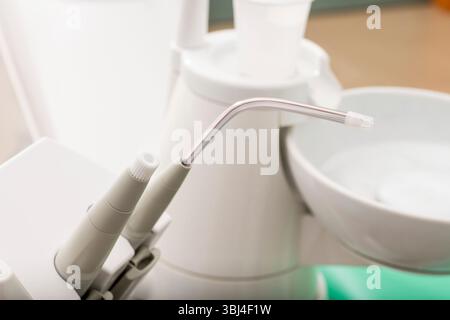 Nahaufnahme von professionellen zahnärztlichen Werkzeugen für die Patientenuntersuchung in der modernen Zahnklinik Stockfoto