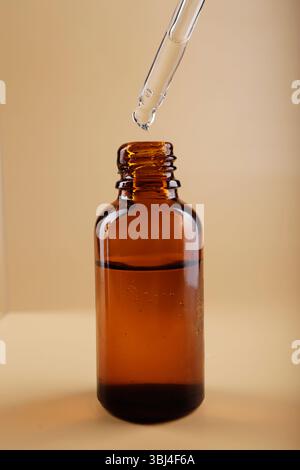 Detail der Pipette, die aus der Flasche kommt Stockfoto