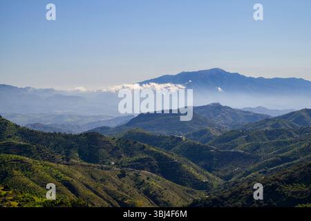 Blick auf Comares, ein Pueblo blanco (weißes Dorf auf einem Hügel) in Andalusien, Spanien. Stockfoto