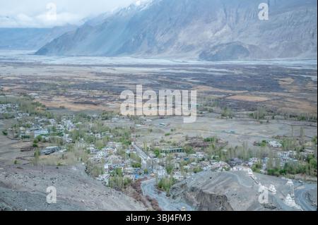 Panoramablick auf das Nubra-Tal vom Diskit-Kloster aus, mit Sanddünen, Shyok-Fluss, Bergketten und blauem Himmel – Ladakhs spirituellem Juwel in großer Höhe Stockfoto