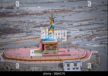 Maitreya Buddha Statue im Diskit Kloster, Nubra Valley, Ladakh, Indien - ein majestätisches spirituelles Wahrzeichen vor den dramatischen Himalaya-Bergen Stockfoto