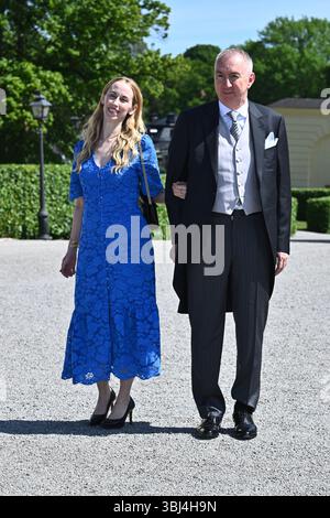 Stockholm, Schweden. Juni 2025. Sara Hellqvist und Martin Bailey kommen am 13. Juni 2025 zur Taufe von Prinzessin Ines in der Drottningholm Palace Chapel in Stockholm, Schweden. Foto: Claudio Bresciani/TT/Code 10090 Credit: TT News Agency/Alamy Live News Stockfoto