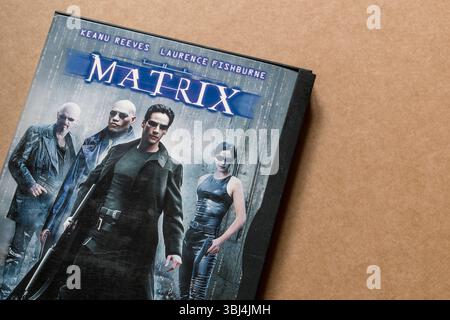 Film „The Matrix“; DVD-Ausgabe; Cover mit Hauptcharakteren, isoliert auf hellem, glattem Hintergrund; Ansicht von oben. Stockfoto