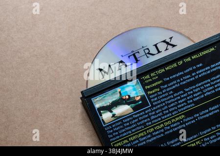 Film „The Matrix“; DVD-Ausgabe; Disc mit Cover; Beschreibung; isoliert auf hellem, leerem Hintergrund; Aufnahme aus dem oberen Winkel. Stockfoto
