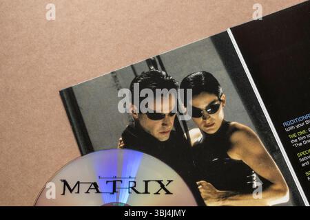 „The Matrix“-Film; DVD-Ausgabe; Disc und Booklet mit „Neo“ und „Trinity“; isoliert auf hellem Hintergrund; Ansicht von oben. Stockfoto