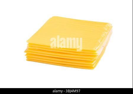 Quadratische Scheiben von verarbeitetem Cheddar-Käse in einzelnen Kunststoffverpackungen isoliert auf weißem Hintergrund. Stockfoto