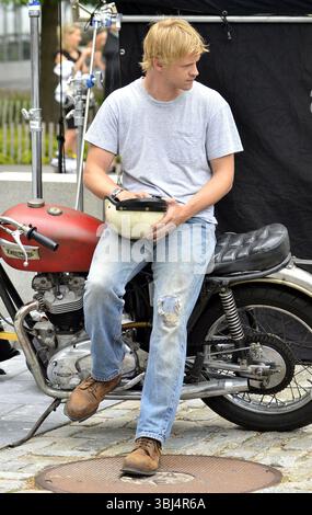Boyd Holbrook am Set von „Very Good Girls“ in New York City – 19. Juli 2012 Stockfoto