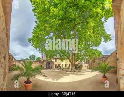 Farbenfrohe Fachwerkhäuser entlang der Kopfsteinpflasterstraße im traditionellen deutschen Dorf, keine Menschen sichtbar Stockfoto