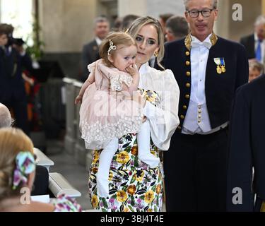 Stockholm, Schweden. Juni 2025. Lina Hellqvist mit ihrer Tochter Lily bei der Taufe von Prinzessin Ines in der Drottningholm Palace Chapel in Stockholm, Schweden, am 13. Juni 2025.Foto: Anders Wiklund/TT/Code 10040 Credit: TT News Agency/Alamy Live News Stockfoto