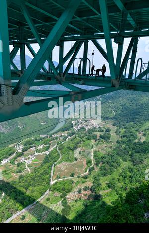 (250613) -- GUANLING, 13. Juni 2025 (Xinhua) -- Arbeiter bauen einen Sightseeing-Korridor auf der Baustelle der Huajiang Grand Canyon Brücke in der südwestlichen chinesischen Provinz Guizhou, 11. Juni 2025. Touristische Ausrüstung an der Huajiang Grand Canyon Bridge wird derzeit gebaut. Die Hängebrücke hat eine senkrechte Höhe von 625 Metern vom Brückendeck bis hinunter zur Flussoberfläche – etwa doppelt so hoch wie der Eiffelturm. Die 2.890 Meter lange Brücke mit einer Spannweite von 1.420 Metern ist auch die weltweit größte Spannbrücke, die in einem bergigen Gebiet gebaut wurde. Es wird erwartet, dass es für Traffi geöffnet wird Stockfoto