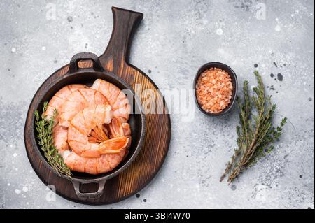 Rohe, kopflose rote argentinische Garnelen, Garnelen in einer Pfanne. Grauer Hintergrund. Draufsicht. Stockfoto