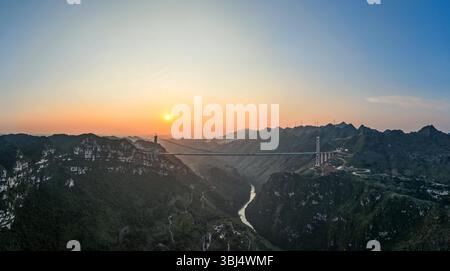 (250613) -- GUANLING, 13. Juni 2025 (Xinhua) -- dieses Luftbild der Panoramadrohne, aufgenommen am 11. Juni 2025, zeigt einen Blick auf die Huajiang Grand Canyon Bridge im Südwesten Chinas Provinz Guizhou. Touristische Ausrüstung an der Huajiang Grand Canyon Bridge wird derzeit gebaut. Die Hängebrücke hat eine senkrechte Höhe von 625 Metern vom Brückendeck bis hinunter zur Flussoberfläche – etwa doppelt so hoch wie der Eiffelturm. Die 2.890 Meter lange Brücke mit einer Spannweite von 1.420 Metern ist auch die weltweit größte Spannbrücke, die in einem bergigen Gebiet gebaut wurde. Es wird erwartet, dass sie für den Verkehr geöffnet wird Stockfoto