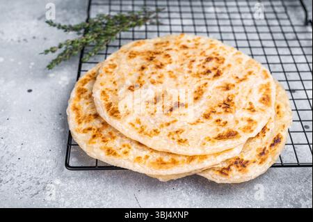 Hausgemachte Kerala-Weizen-Paratha, geschichtete Parotta. Grauer Hintergrund. Draufsicht. Stockfoto