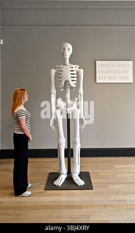 Edinburgh, Schottland, Großbritannien. Juni 2025. Der preisgekrönte schottische Bildhauer Kenny Hunter bringt seine zeitgenössischen Werke diesen Sommer in die Fine Art Society. Vergessen wir, Hunter experimentiert mit unerwarteten Anwendungen von Maßstab, Material und Gegenstand. Skelettskulptur. Ab morgen bei der Fine Art Society in der Dundas Street und neben dem Edinburgh Festival, das am 30. August endet. Quelle: Craig Brown/Alamy Live News Stockfoto