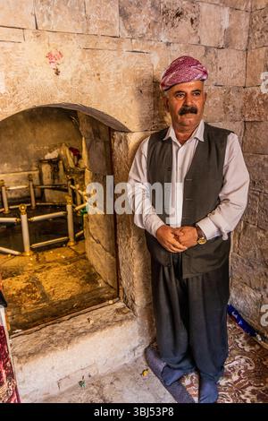 LALISH, IRAK – 30. SEPTEMBER 2022: Yeziden in einem Schrein im Tempelkomplex Lalish, Kurdistan Region im Irak Stockfoto
