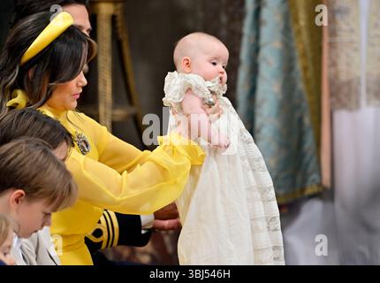 Stockholm, Schweden. Juni 2025. Prinzessin Sofia mit Prinzessin Ines' Taufe in der Drottningholm Palace Chapel in Stockholm, Schweden, am 13. Juni 2025.Foto: Jonas Ekströmer/TT/Code 10030 Credit: TT News Agency/Alamy Live News Stockfoto