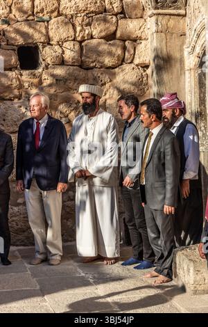 LALISH, IRAK - 30. SEPTEMBER 2022: Yeziden warten in einer Schlange auf den Besuch des Sheikh Adi ibn Musafir-Grabes während der Freitagsfeste in Lalish templ Stockfoto