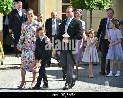 Stockholm, Schweden. Juni 2025. STOCKHOLM, SCHWEDEN 20250613 Kronprinzessin Victoria, Prinz Daniel und Prinz Oscar entstehen nach der Taufe von Prinzessin Ines in der Drottningholm Palace Chapel in Stockholm, Schweden, am 13. Juni 2025. Foto: Claudio Bresciani/TT/Code 10090 Credit: TT News Agency/Alamy Live News Stockfoto