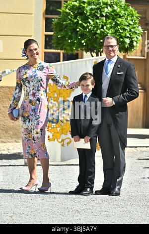 Stockholm, Schweden. Juni 2025. STOCKHOLM, SCHWEDEN 20250613 Kronprinzessin Victoria, Prinz Daniel und Prinz Oscar entstehen nach der Taufe von Prinzessin Ines in der Drottningholm Palace Chapel in Stockholm, Schweden, am 13. Juni 2025. Foto: Claudio Bresciani/TT/Code 10090 Credit: TT News Agency/Alamy Live News Stockfoto