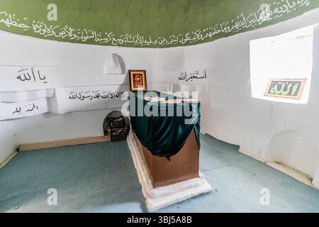 KOY SANJAQ, IRAK - 5. OKTOBER 2022: Grab in der osmanischen Festung Koya in Koy Sanjaq Stadt, Kurdistan Region im Irak Stockfoto