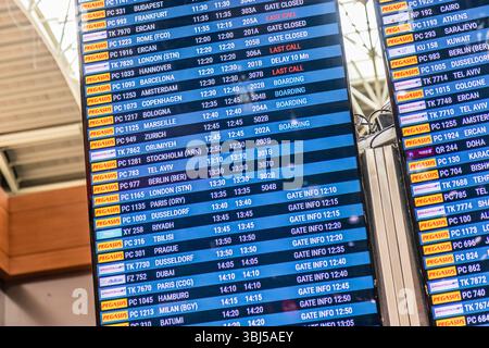 ISTANBUL, TÜRKEI - 10. OKTOBER 2022: Abflugtafeln am Flughafen Sabiha Gokcen in Istanbul, Türkei Stockfoto
