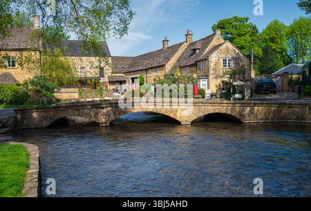 Das Motor Museum in Bourton-on-the-Water, Gloucestershire, unter einem sonnigen Frühlingshimmel Stockfoto