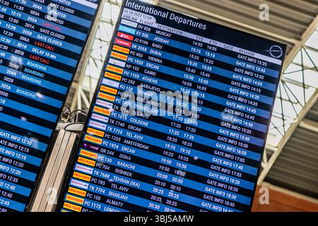 ISTANBUL, TÜRKEI - 10. OKTOBER 2022: Abflugtafeln am Flughafen Sabiha Gokcen in Istanbul, Türkei Stockfoto